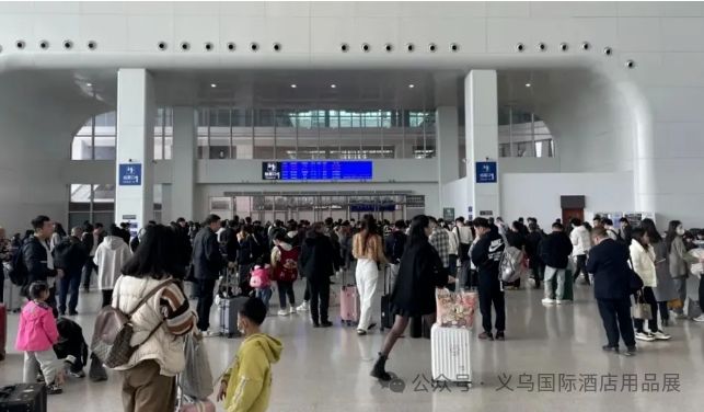 一季度，義烏國(guó)際商貿(mào)城日均客流量超21萬人次，日均外商3523人（同比增長(zhǎng)160.2%）